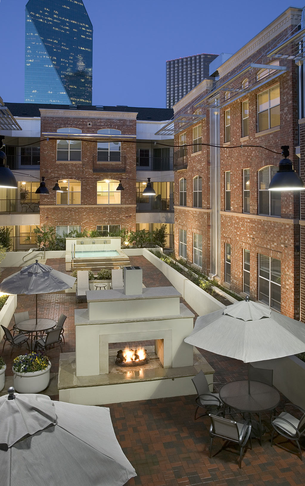 Humphreys Partners Architects 1001 Ross Ave Courtyard